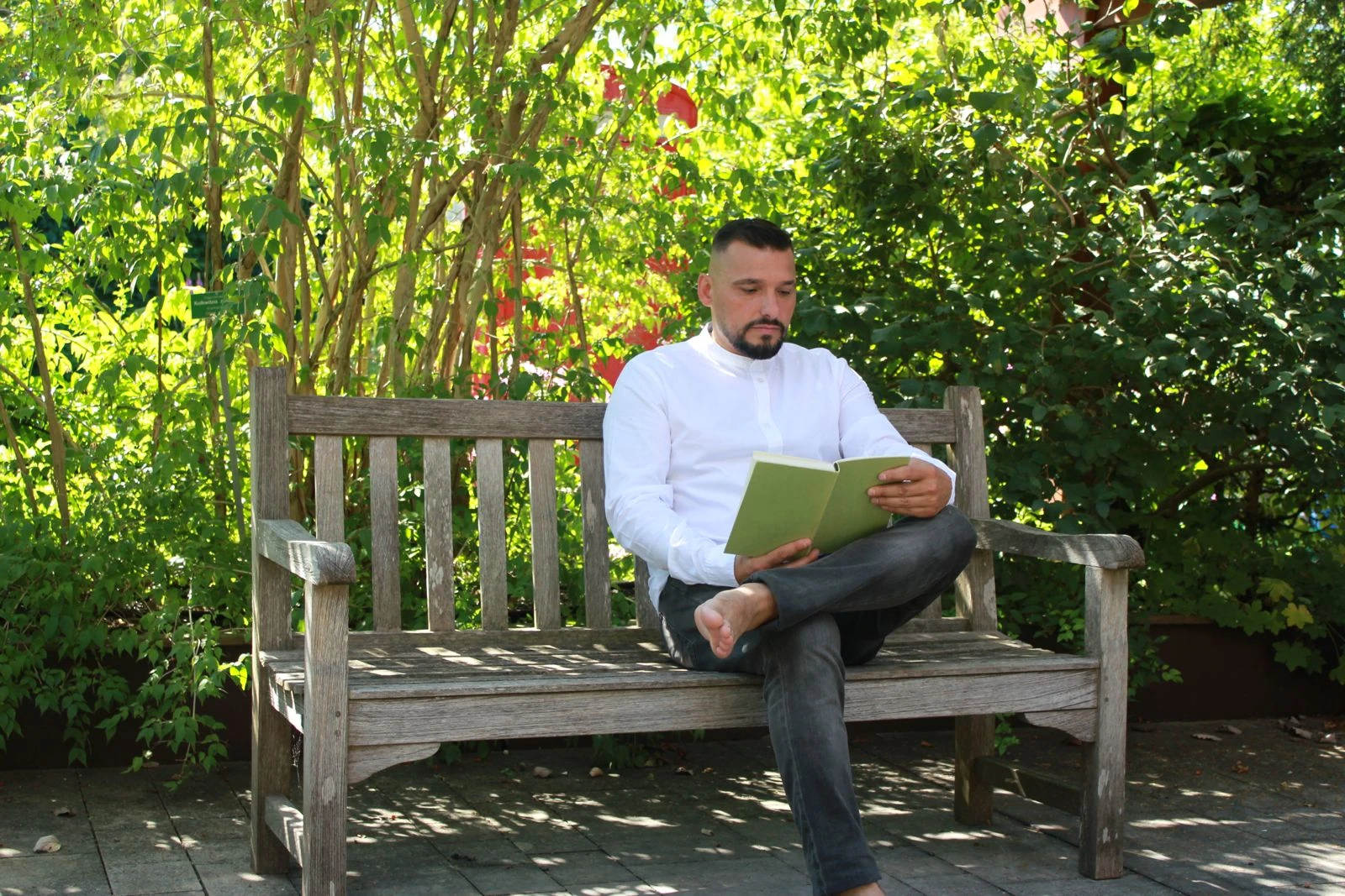 Vater und Kind draußen, Rückenansicht, Spaziergang, ruhige Stimmung